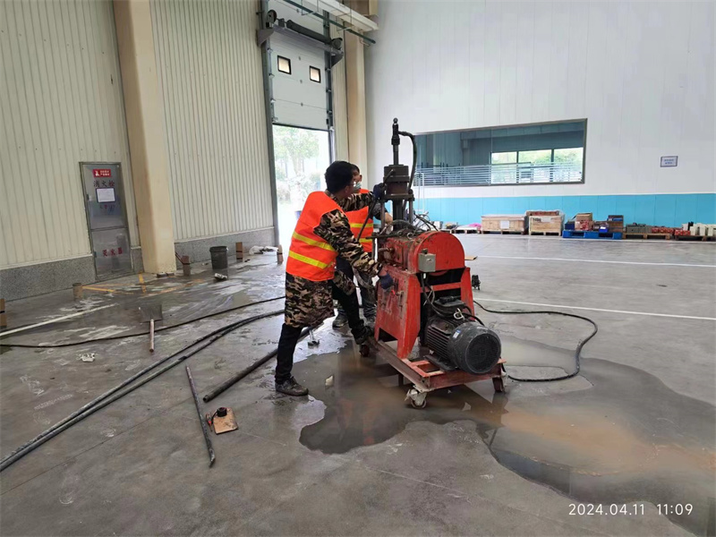 八所镇厂房地面下沉塌陷注浆加固施工